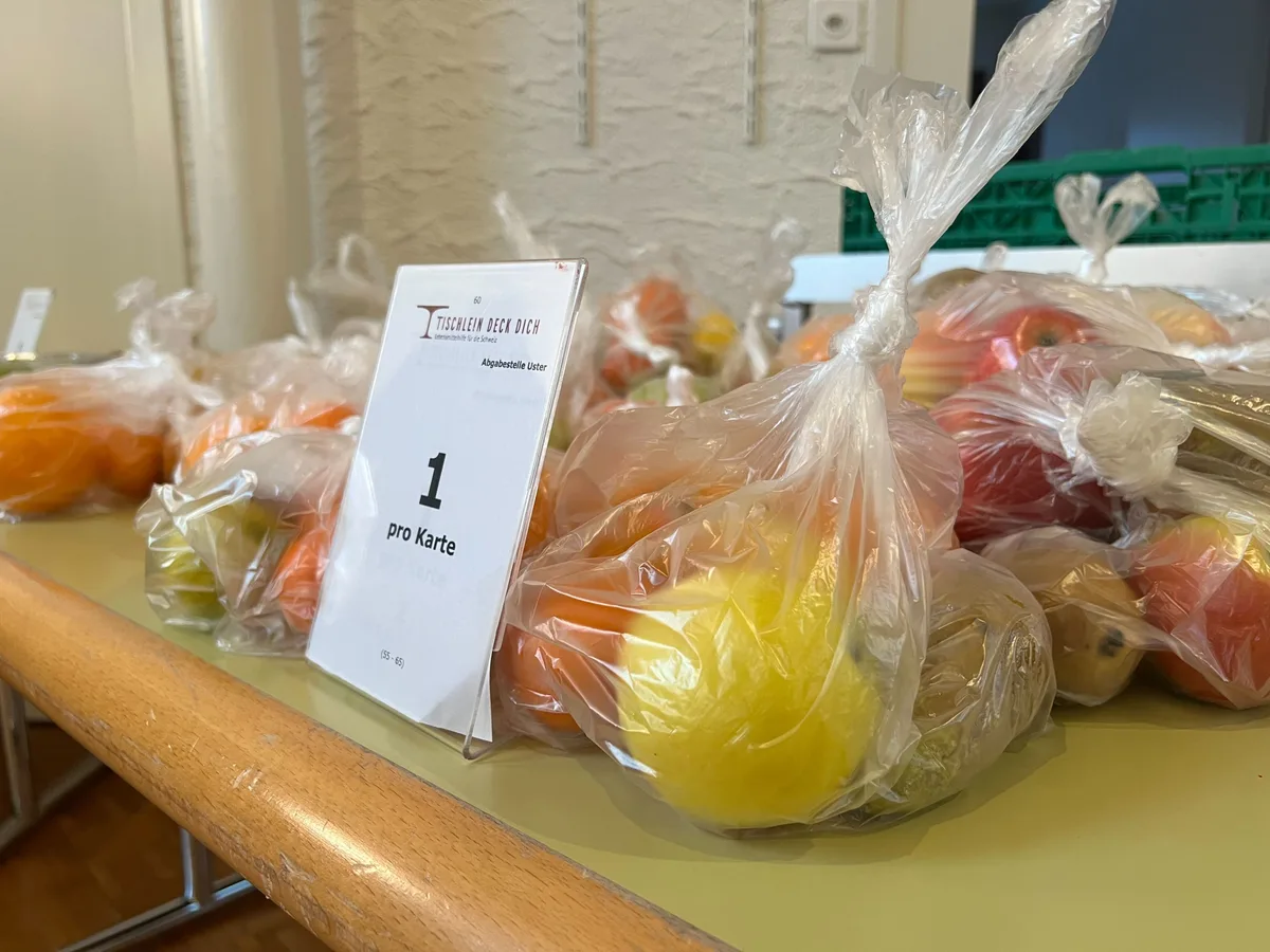 In der Kirche Uster können Bezüger mit wenig finanziellen Mitteln fast gratis Lebensmittel abholen.